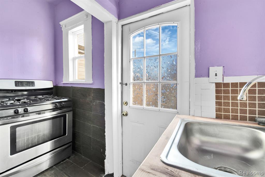 3344 Edwin Street Hamtramck, MI 48212 - Photo 9 of 28