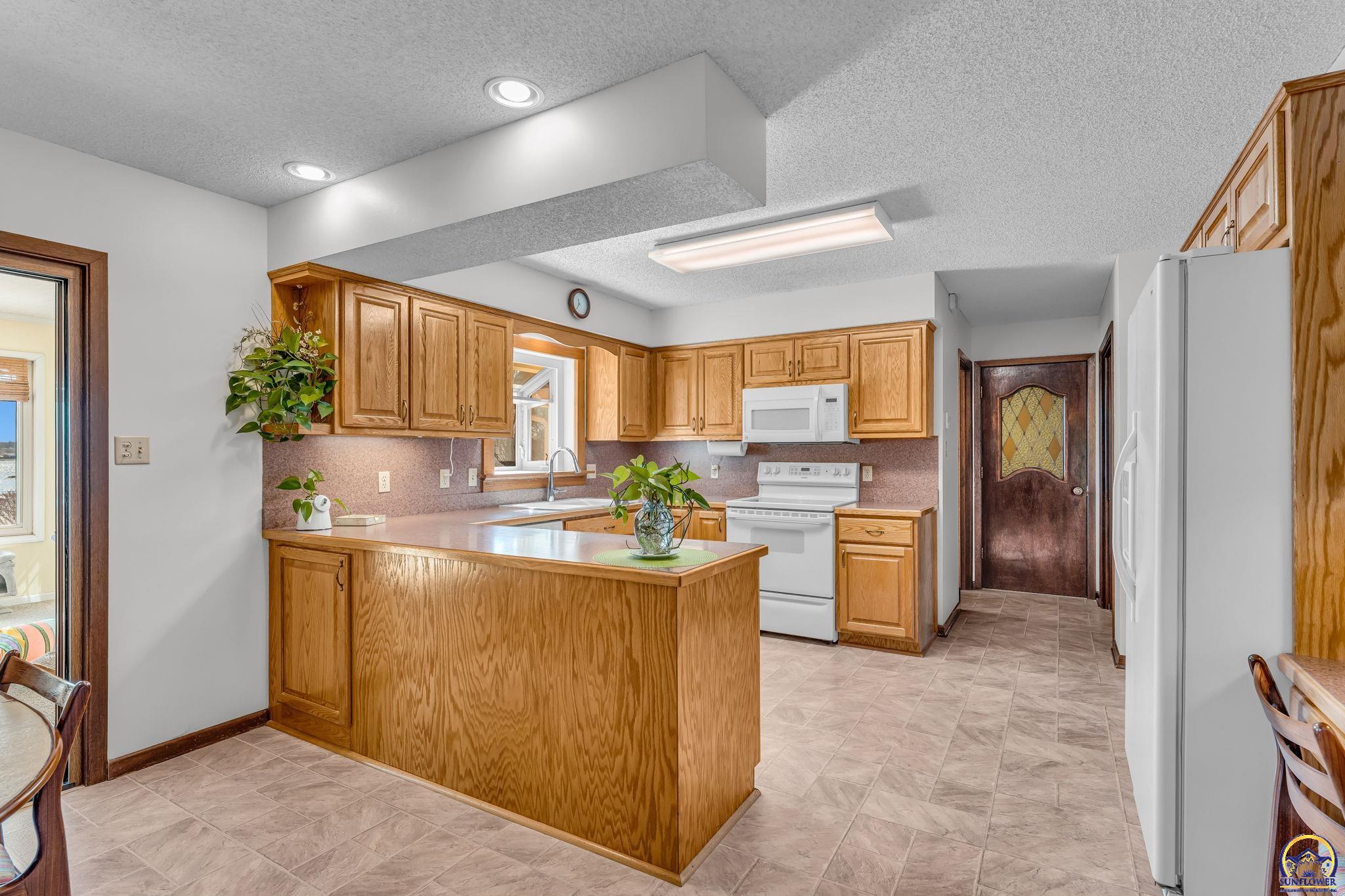 3342 Southwest Friar Road Topeka, KS 66614 - Photo 13 of 47