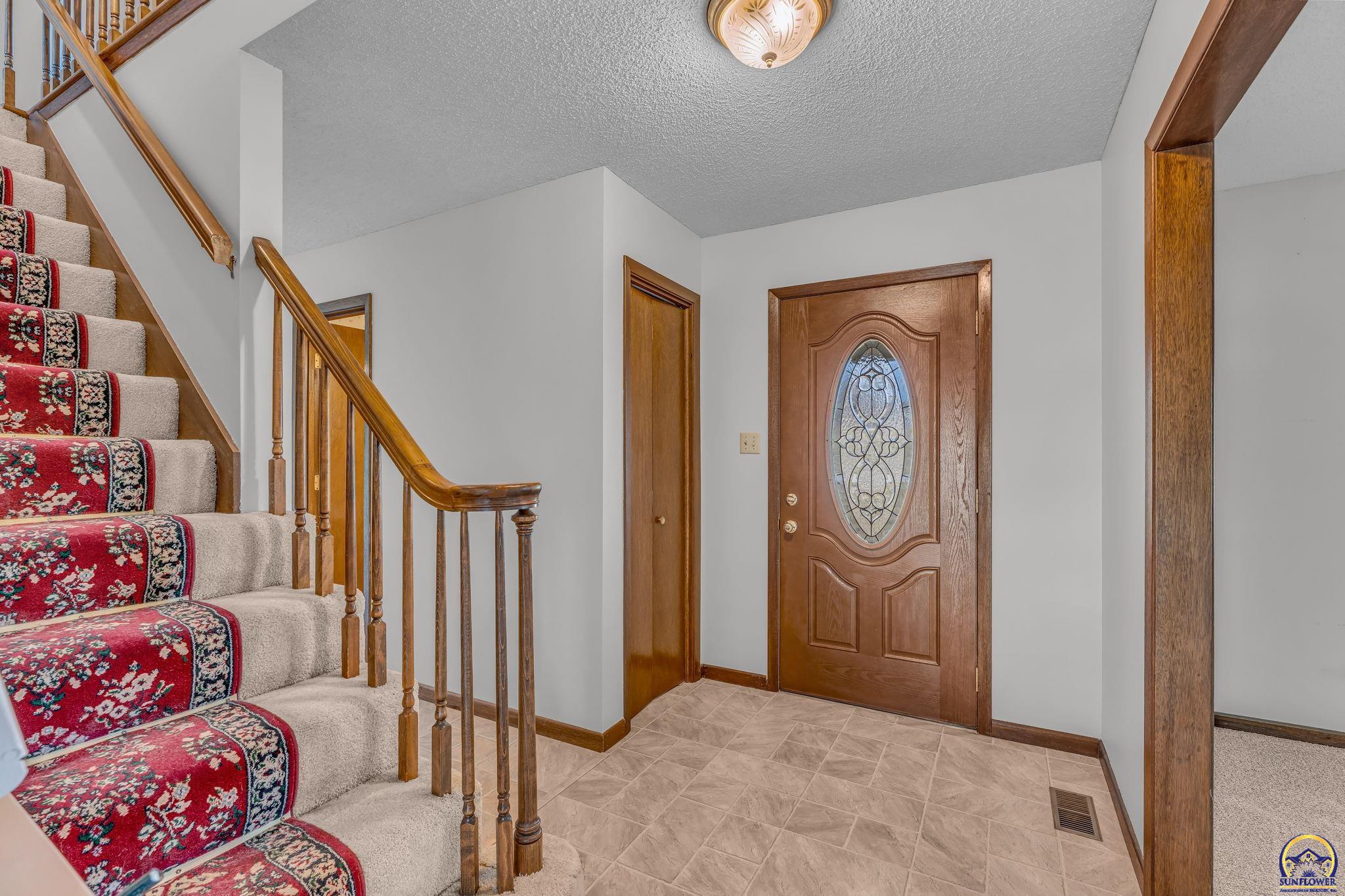 3342 Southwest Friar Road Topeka, KS 66614 - Photo 6 of 47