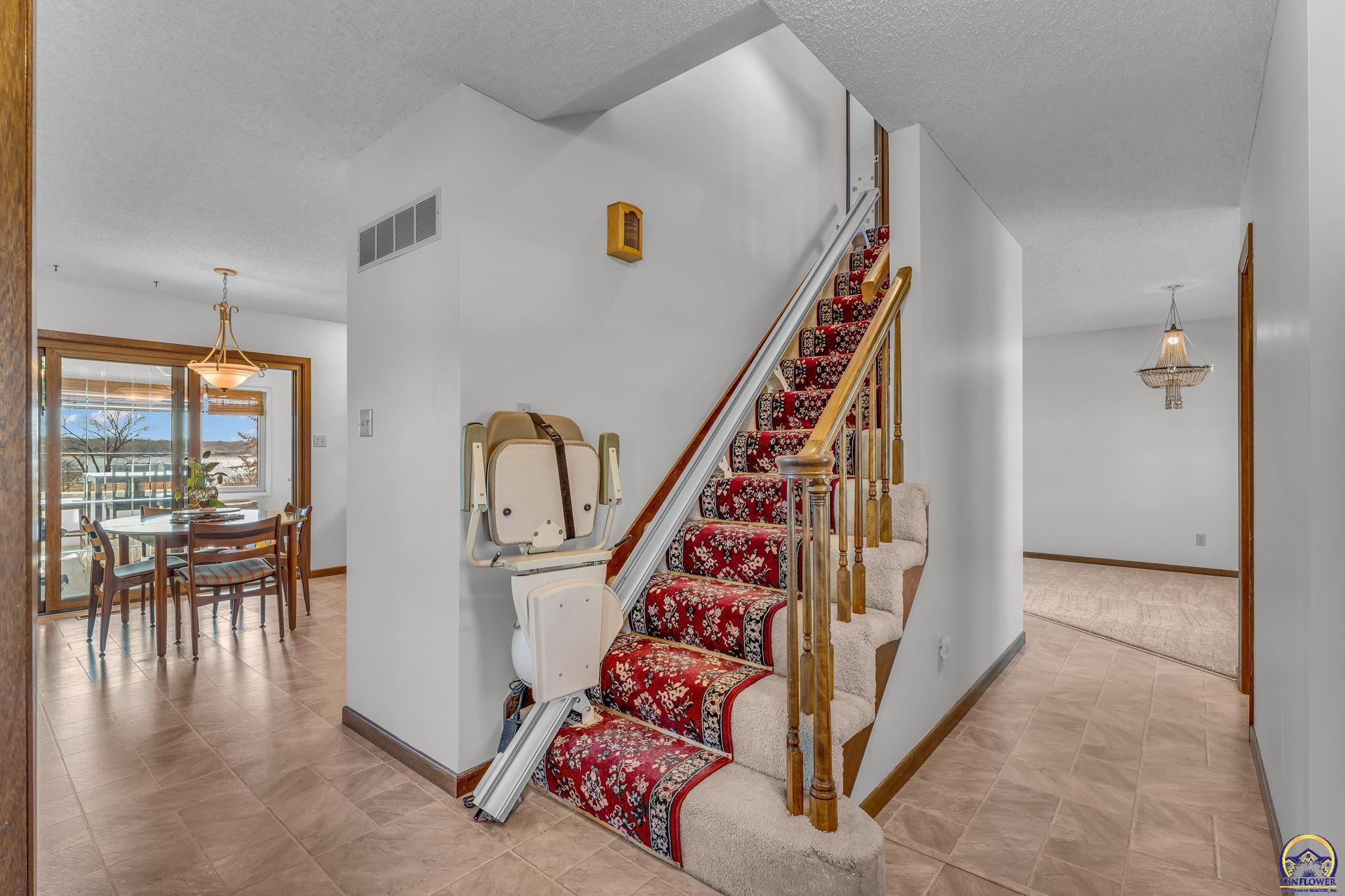 3342 Southwest Friar Road Topeka, KS 66614 - Photo 8 of 47