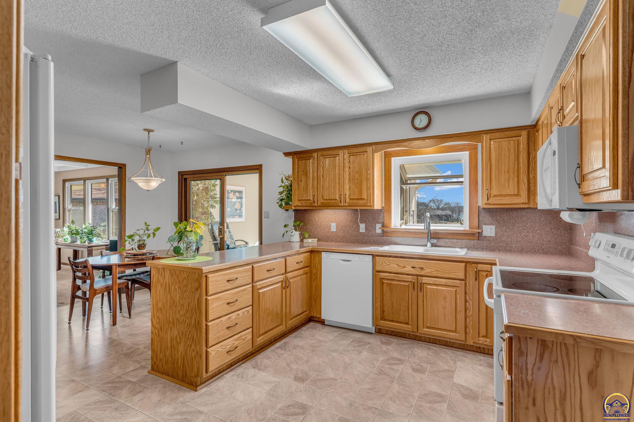 3342 Southwest Friar Road Topeka, KS 66614 - Photo 9 of 47