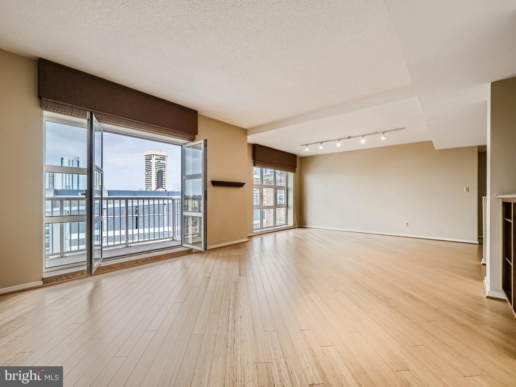 250 President Street, Unit 806 Baltimore, MD 21202 - Photo 1 of 56 Living dining area