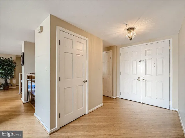 $450,000 | 250 President Street, Unit 806, Baltimore, MD 21202