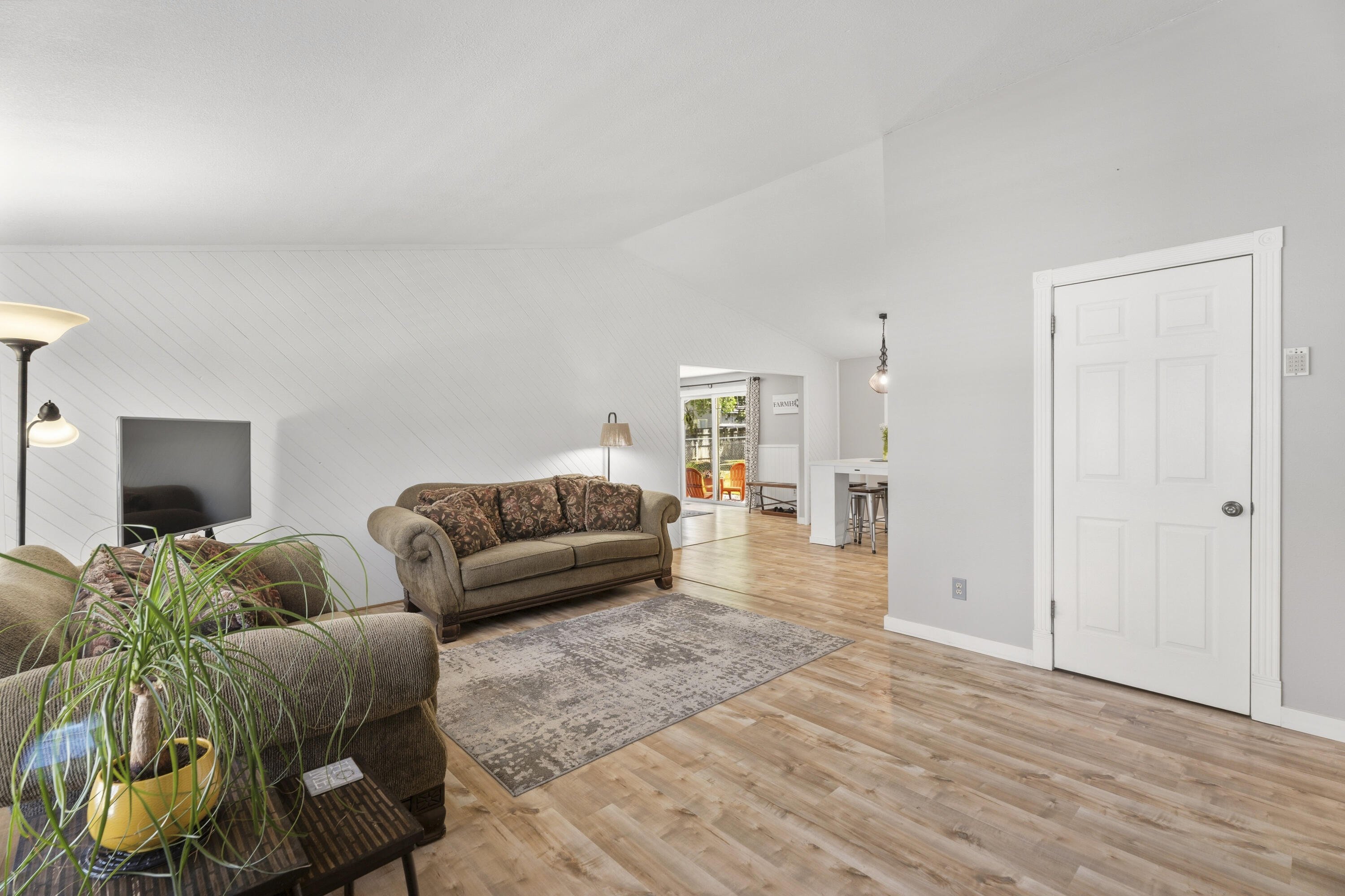 61908 Pettigrew Road Bend, OR 97702 - Photo 10 of 62 50-Living Room