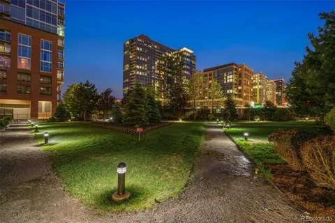 a view of a fountain in front of a building