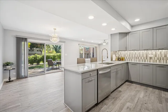 $385,000 | 711 Carriage Hill Drive, Glenview, IL 60025