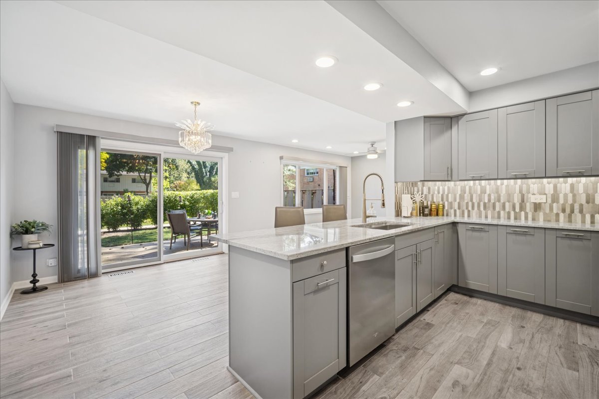 711 Carriage Hill Drive Glenview, IL 60025 - Photo 11 of 29