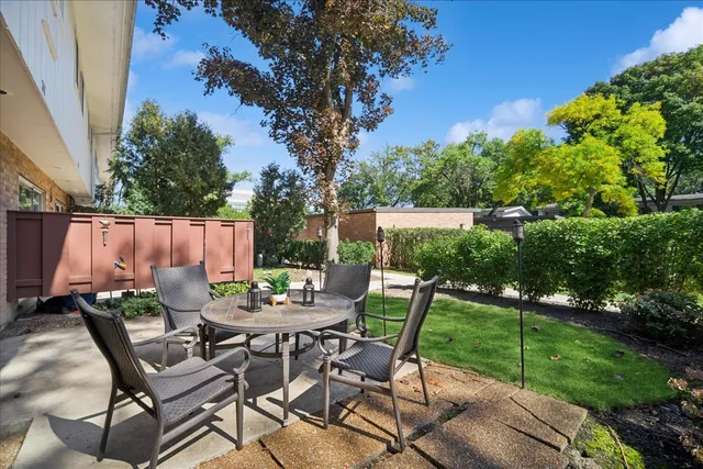 $385,000 | 711 Carriage Hill Drive, Glenview, IL 60025