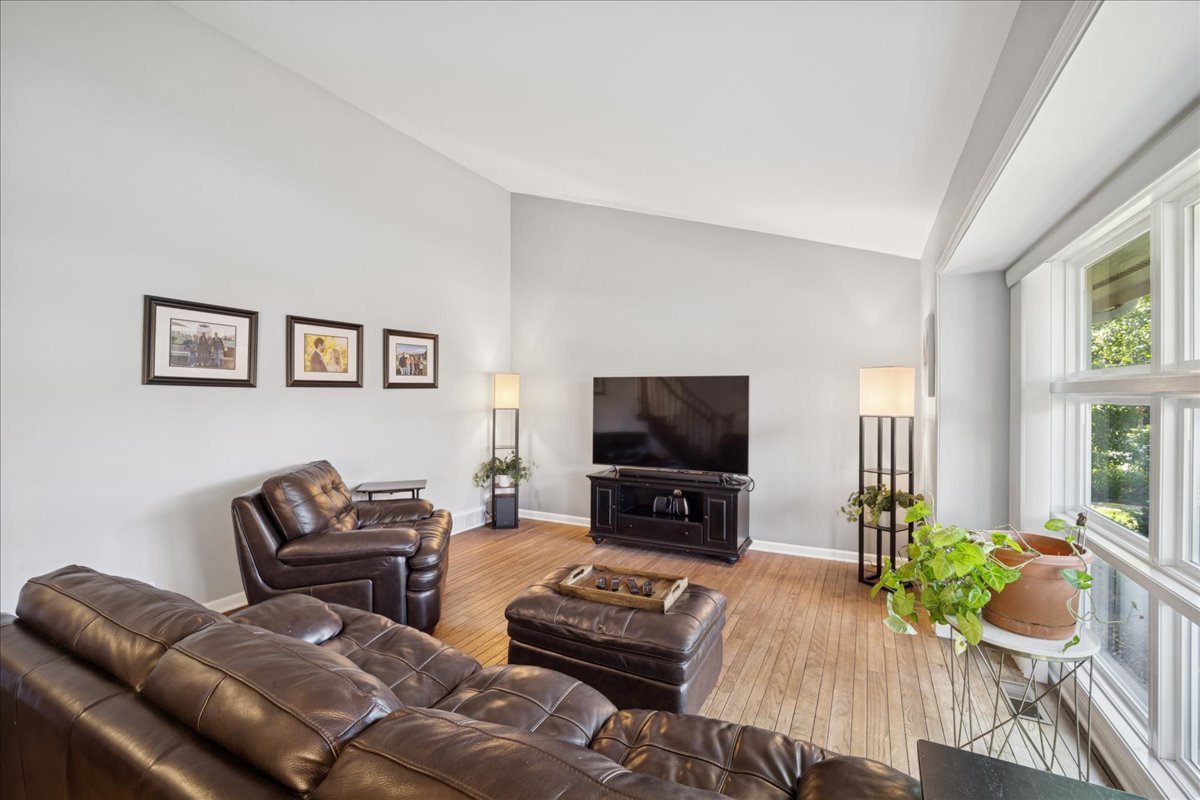 711 Carriage Hill Drive Glenview, IL 60025 - Photo 2 of 29