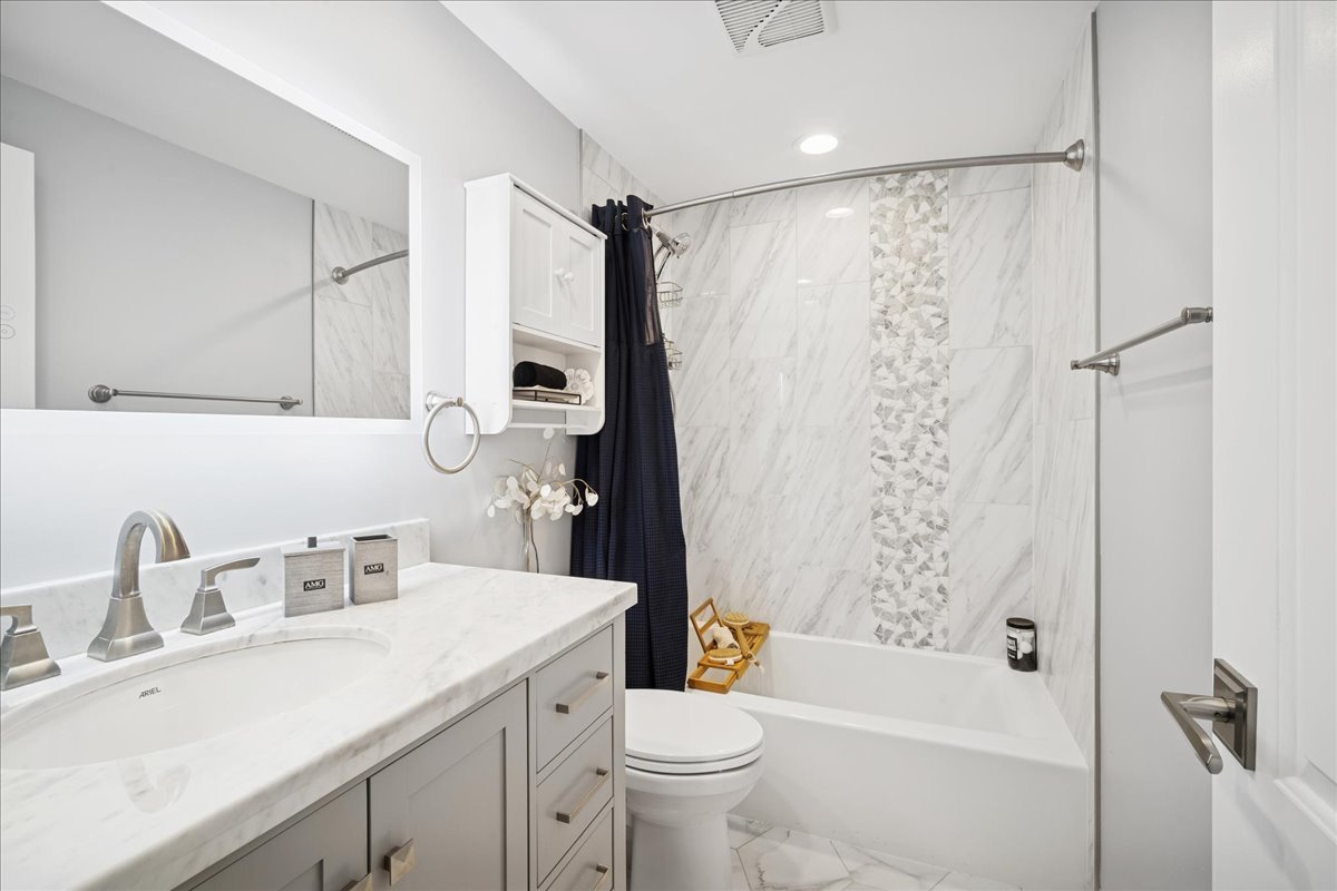 711 Carriage Hill Drive Glenview, IL 60025 - Photo 6 of 29