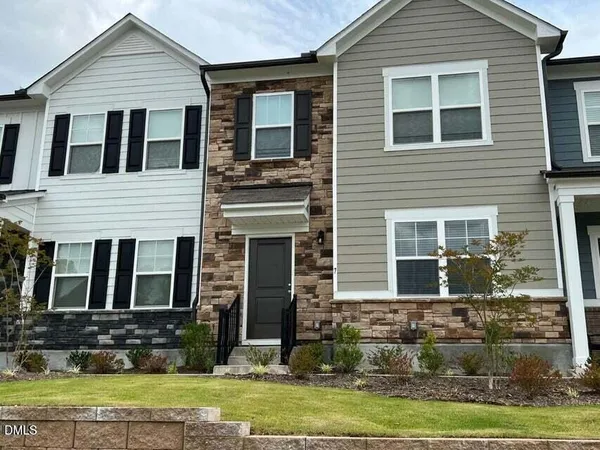 a view of house with a yard