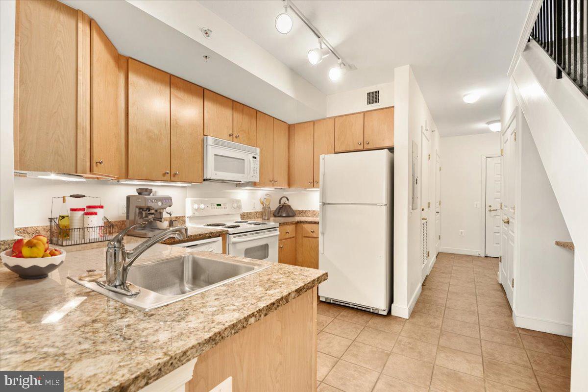 616 E Street Northwest, Unit 455 Washington, DC 20004 - Photo 15 of 75 Open Plan Streams Light through Kitchen