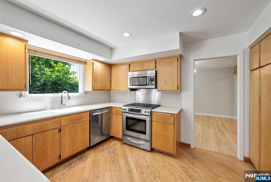 439 Summit Street Englewood Cliffs, NJ 07632 - Photo 11 of 34