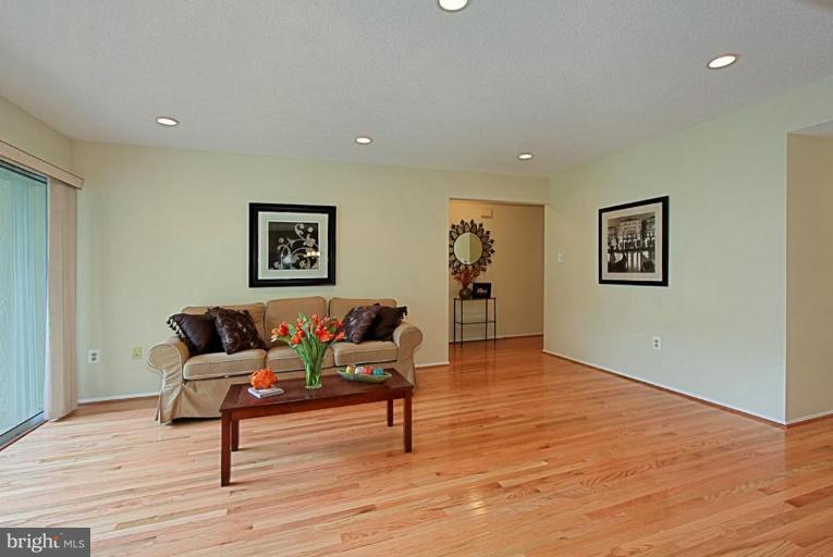 7739 Inversham Drive, Unit 182 Falls Church, VA 22042 - Photo 4 of 30 Living Room