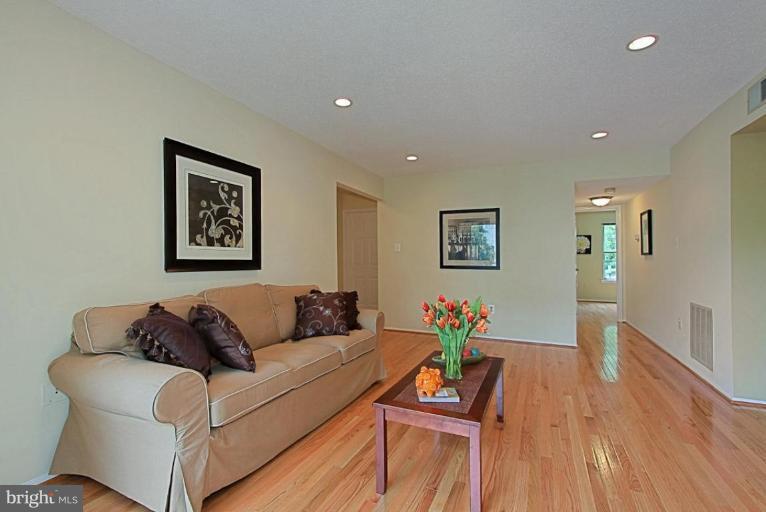 7739 Inversham Drive, Unit 182 Falls Church, VA 22042 - Photo 5 of 30 Living Room #2