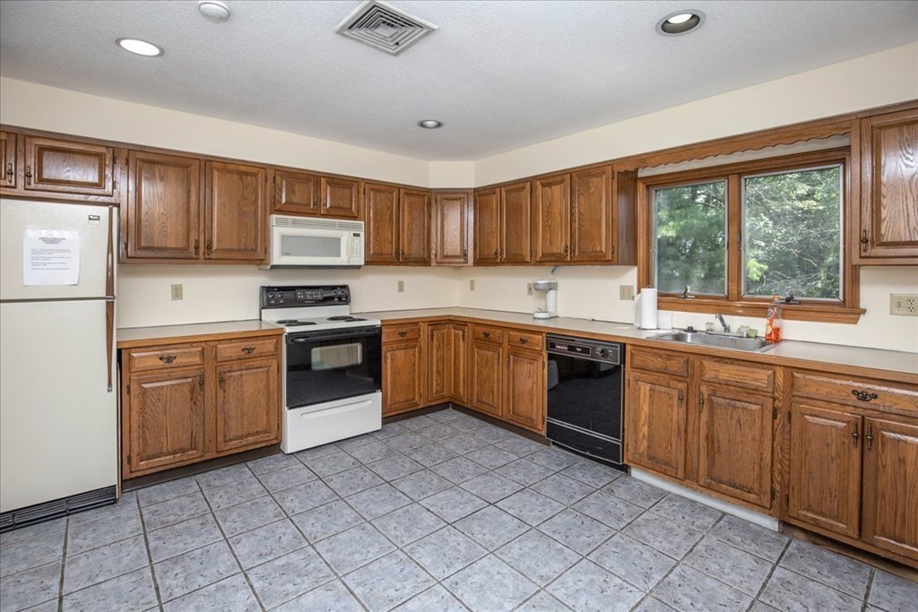 107 Abington Road, Unit 107 Danvers, MA 01923 - Photo 38 of 38 Gallery Image 38
