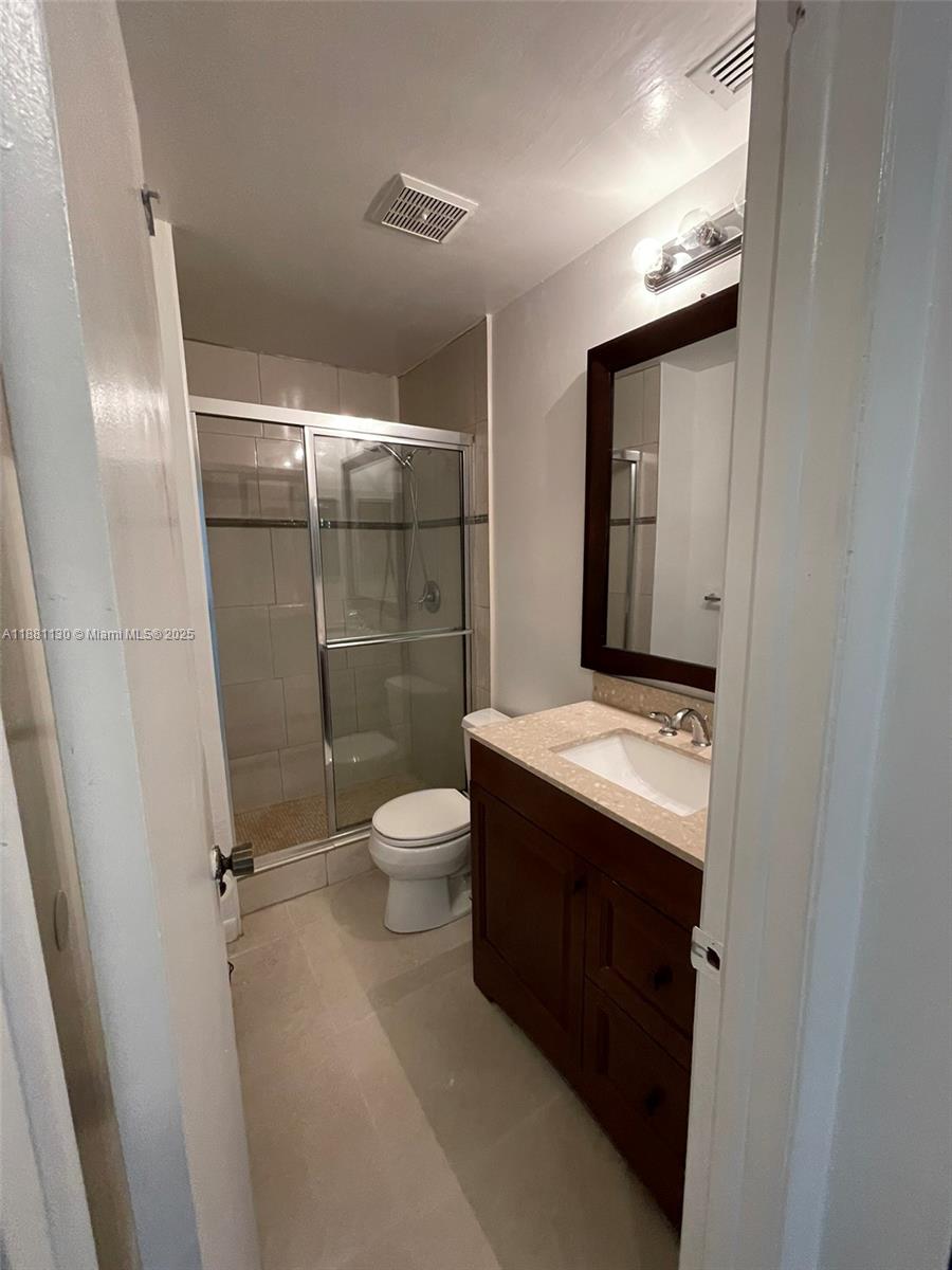 2718 South University Drive, Unit 17C Davie, FL 33328 - Photo 14 of 26 2nd bathroom upstairs