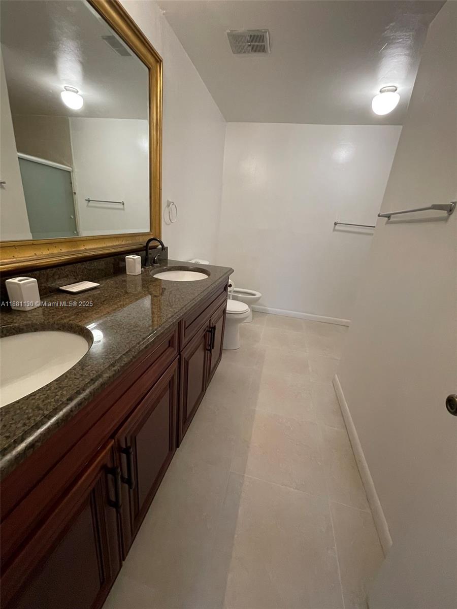 2718 South University Drive, Unit 17C Davie, FL 33328 - Photo 19 of 26 Primary Suite Bathroom