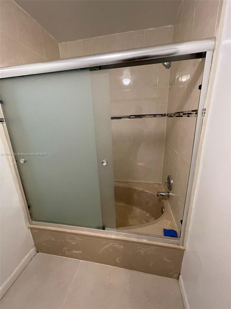 2718 South University Drive, Unit 17C Davie, FL 33328 - Photo 21 of 26 Primary Suite Bathroom Soaking Tub