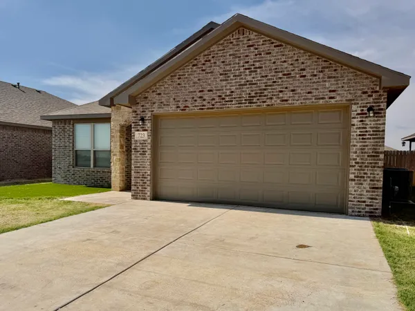 $1,800 | 723 East 17th Street, Wolfforth, TX 79382