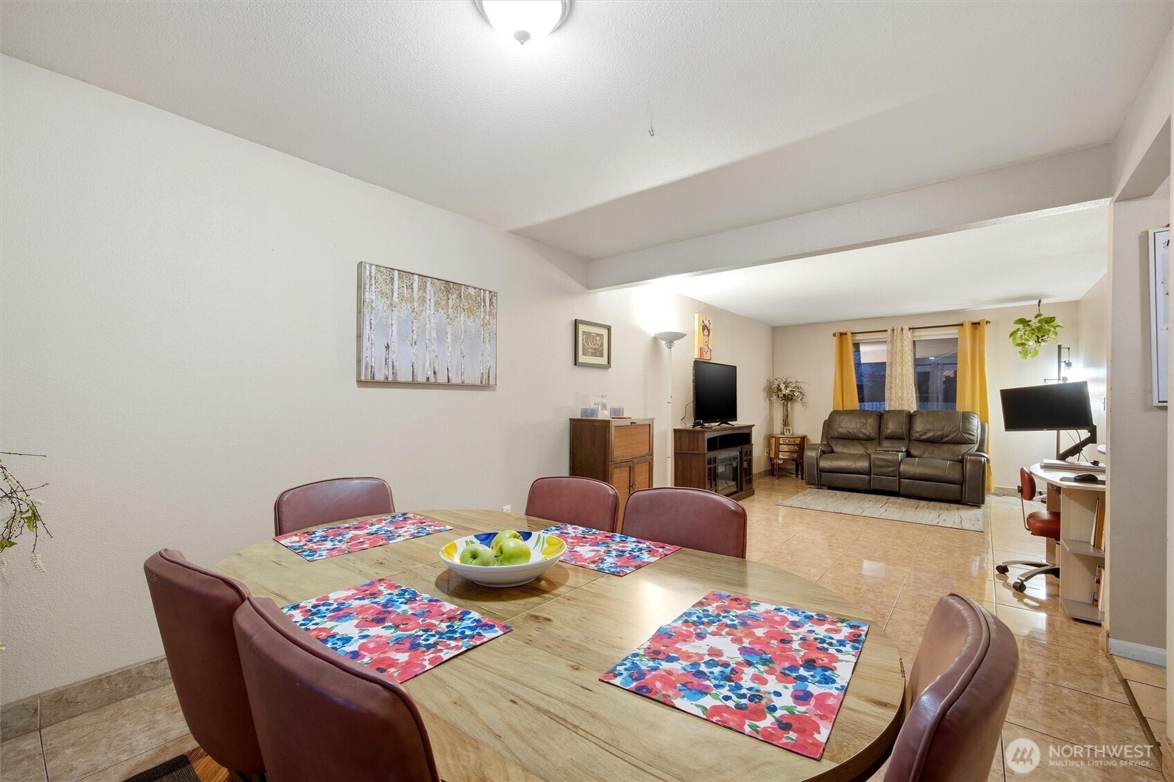 5008 Polo Lane Pasco, WA 99301 - Photo 13 of 26 a living room with furniture and a couch