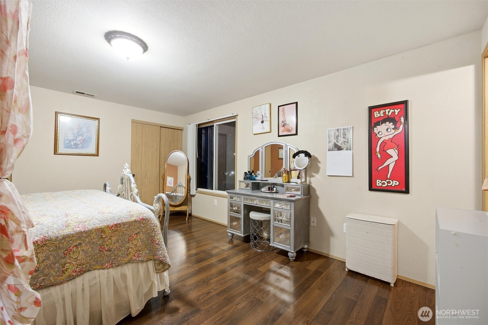 5008 Polo Lane Pasco, WA 99301 - Photo 23 of 26 a bed room with a bed and a desk