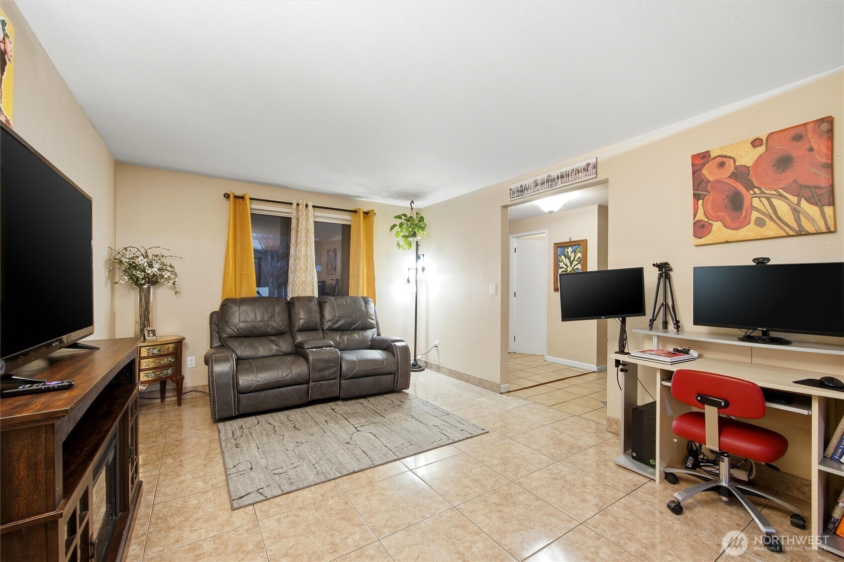 5008 Polo Lane Pasco, WA 99301 - Photo 10 of 26 a living room with furniture and a flat screen tv