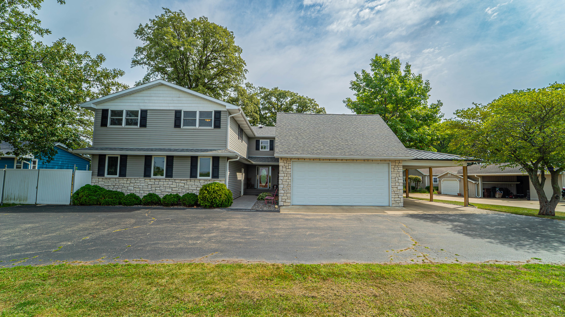 2611 2560 River Road Kankakee, IL 60901 - Photo 13 of 53 a front view of a house with a yard and garage