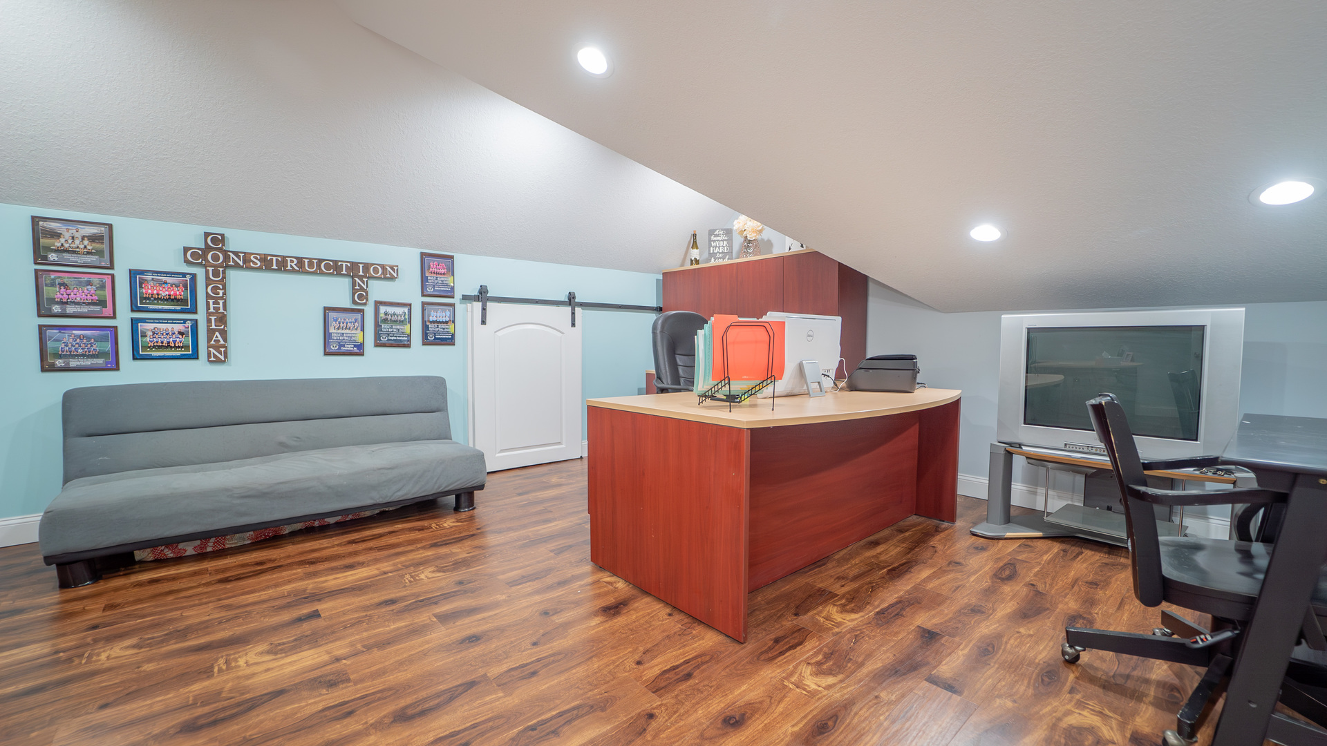 2611 2560 River Road Kankakee, IL 60901 - Photo 31 of 53 a living room with furniture and a wooden floor