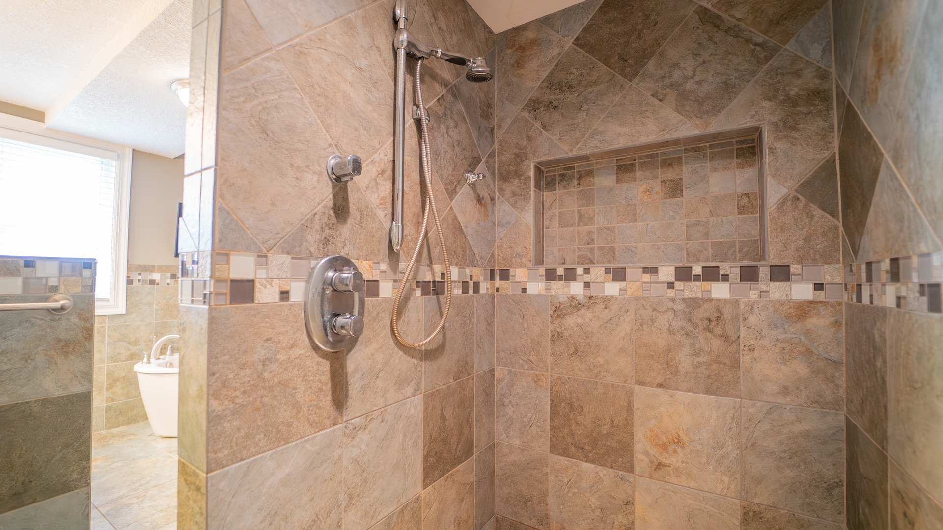 2611 2560 River Road Kankakee, IL 60901 - Photo 36 of 53 a bathroom with a shower