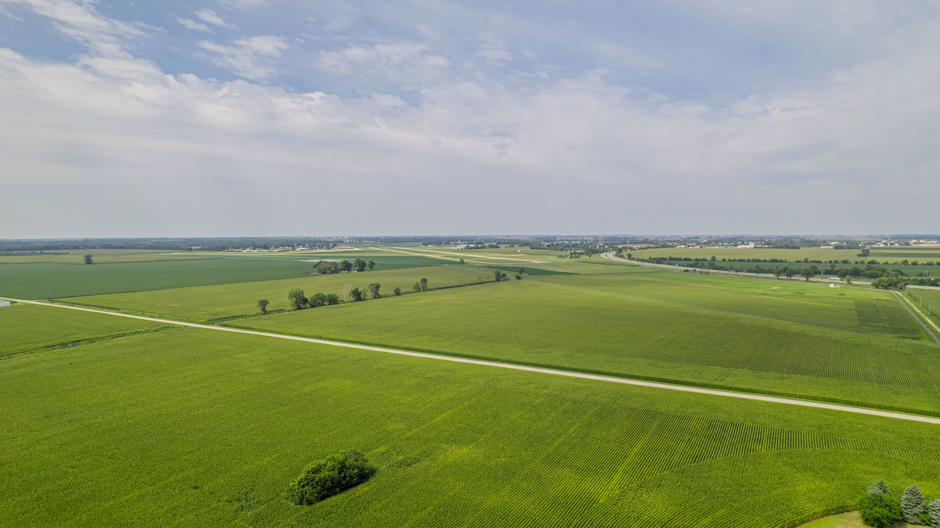 2611 2560 River Road Kankakee, IL 60901 - Photo 53 of 53 a view of an ocean and beach
