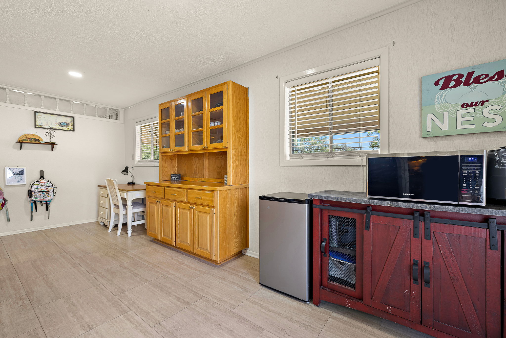 605 Parkway Street Georgetown, TX 78628 - Photo 16 of 31 Built-in hutch