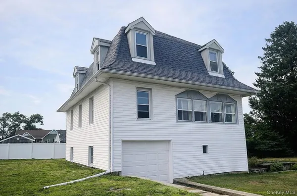 $3,300 | 49 Gladys Street, Lindenhurst, NY 11757