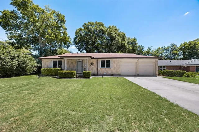a view of outdoor house and garden