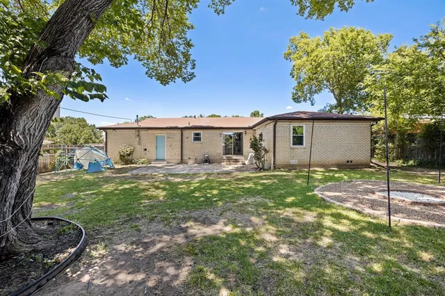 a view of a house with backyard