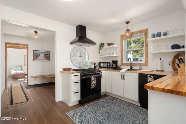 $1,100,000 | 292 Narrow Shore Road, Aydlett, NC 27916