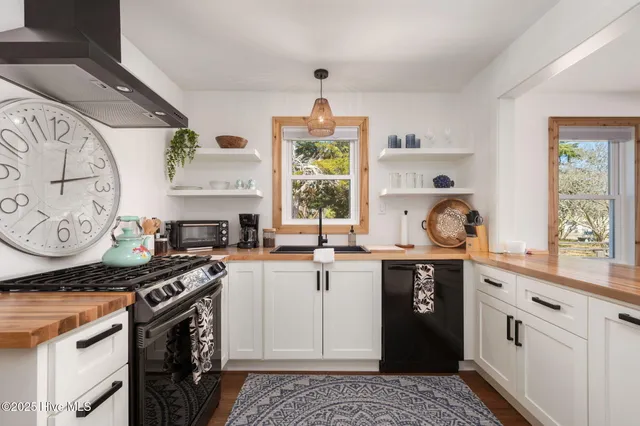 $1,100,000 | 292 Narrow Shore Road, Aydlett, NC 27916