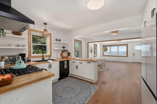 $1,100,000 | 292 Narrow Shore Road, Aydlett, NC 27916