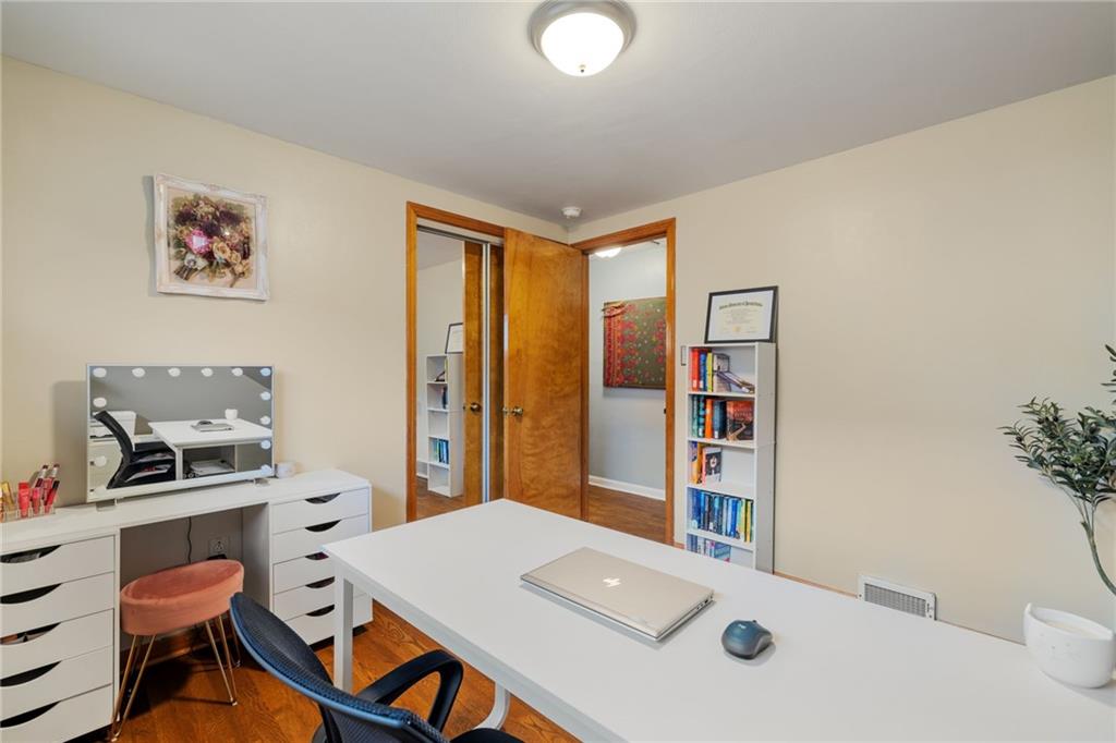 508 Montclair Street Pittsburgh, PA 15217 - Photo 16 of 29 a workspace with furniture and window