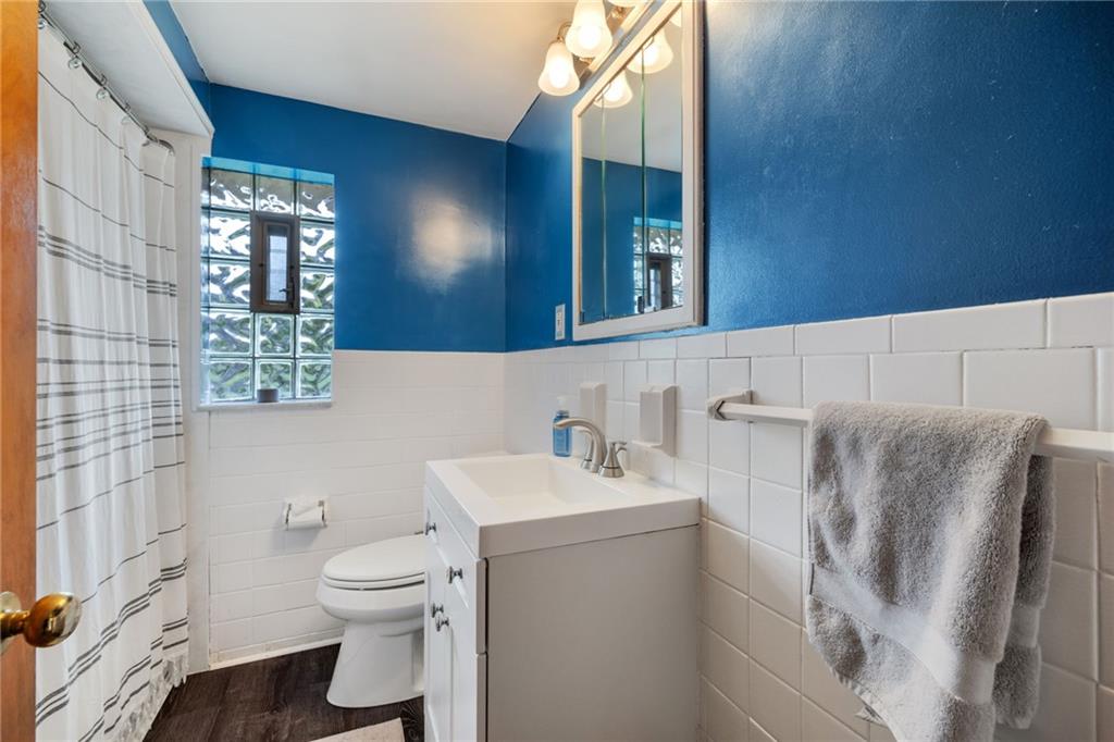 508 Montclair Street Pittsburgh, PA 15217 - Photo 17 of 29 a bathroom with a sink toilet and shower