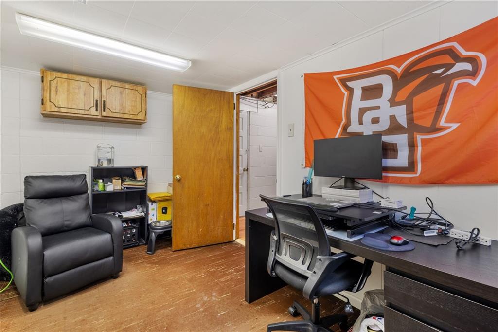 508 Montclair Street Pittsburgh, PA 15217 - Photo 23 of 29 a view of a workspace with furniture and a window