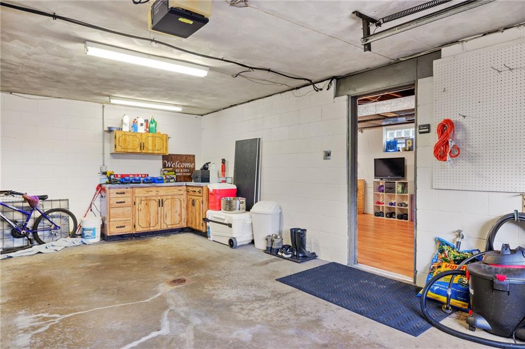 508 Montclair Street Pittsburgh, PA 15217 - Photo 24 of 29 a living room with furniture and a window