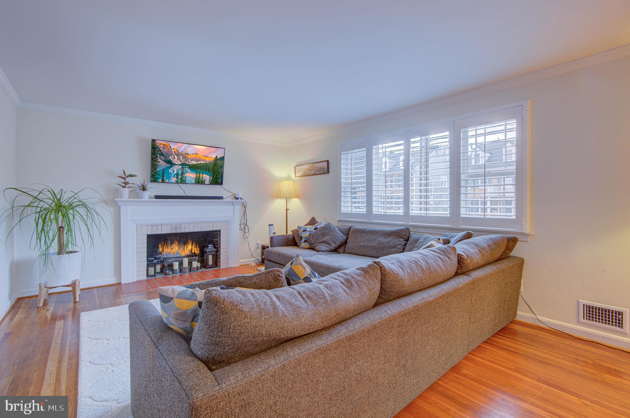 9509 Edgeley Road Bethesda, MD 20814 - Photo 5 of 24 Living Room