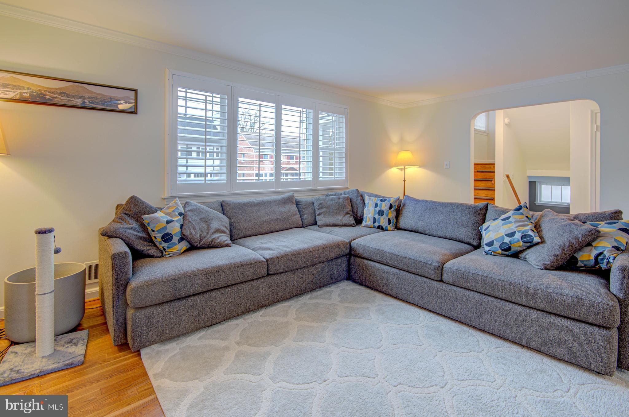 9509 Edgeley Road Bethesda, MD 20814 - Photo 6 of 24 Living Room