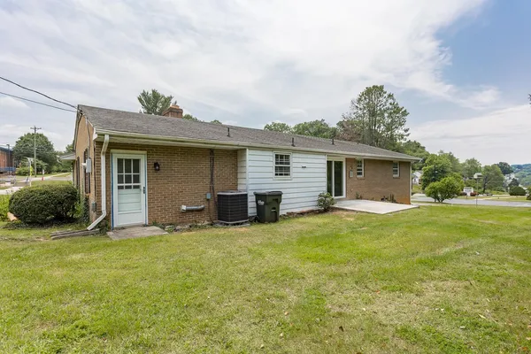 a view of a house with backyard porch and garden