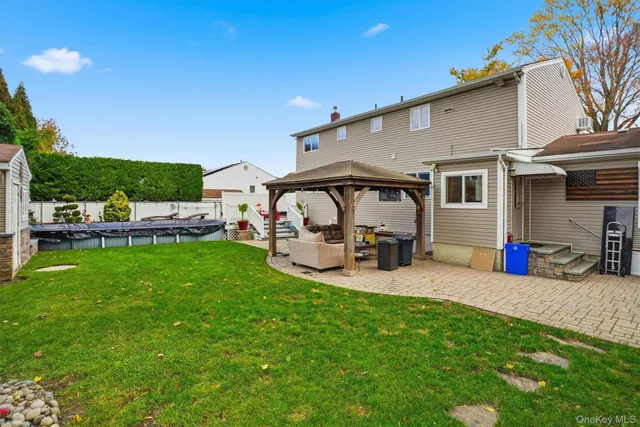 a picture of a book shelf