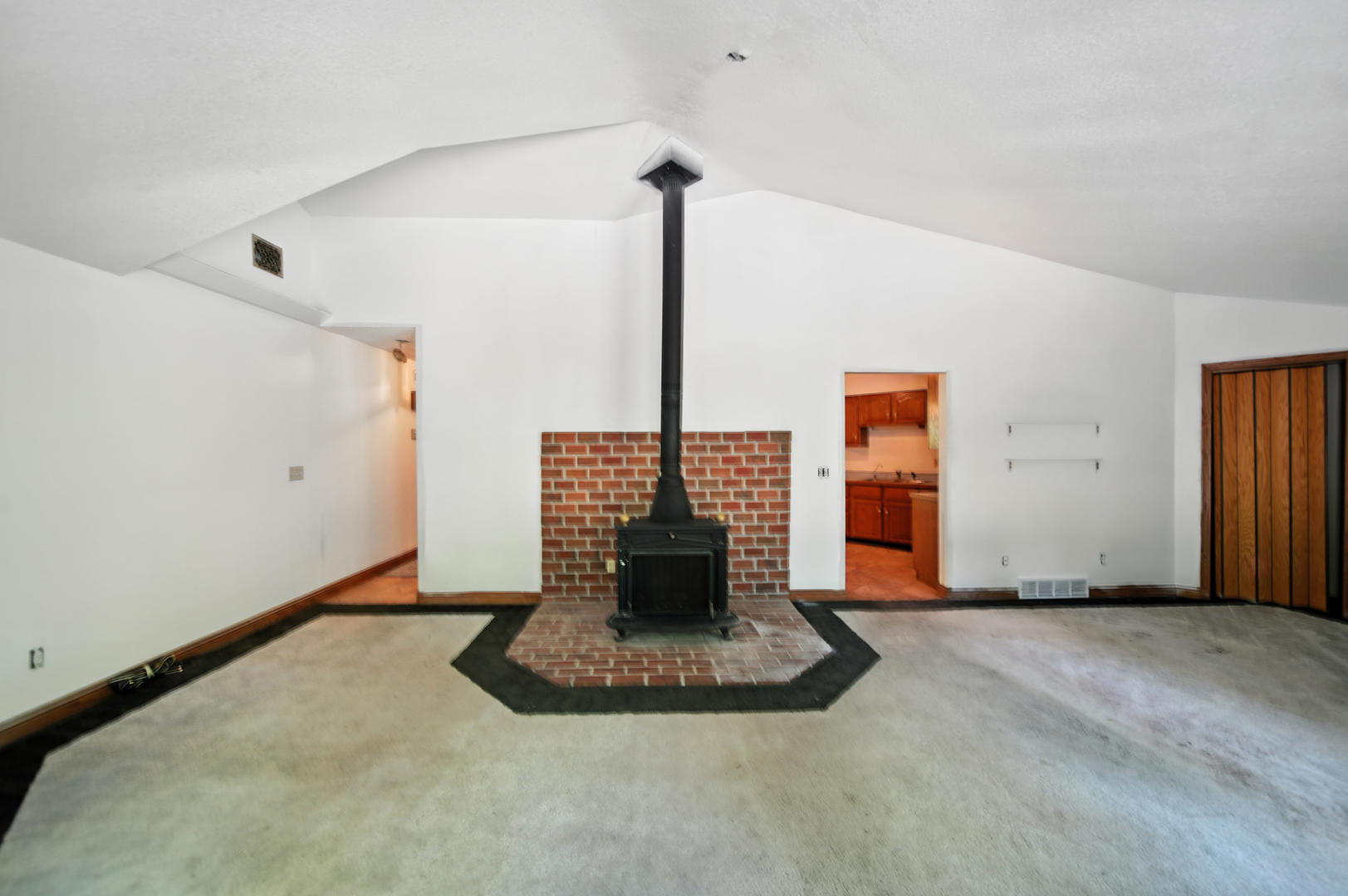 21631 Hoover Road Sterling, IL 61081 - Photo 11 of 30 a view of a room with window