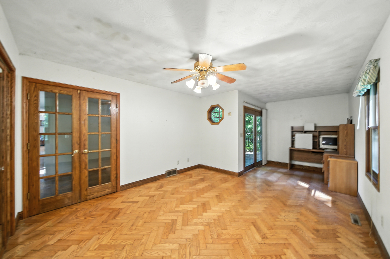 21631 Hoover Road Sterling, IL 61081 - Photo 14 of 30 a view of livingroom with hardwood floor and a ceiling fan