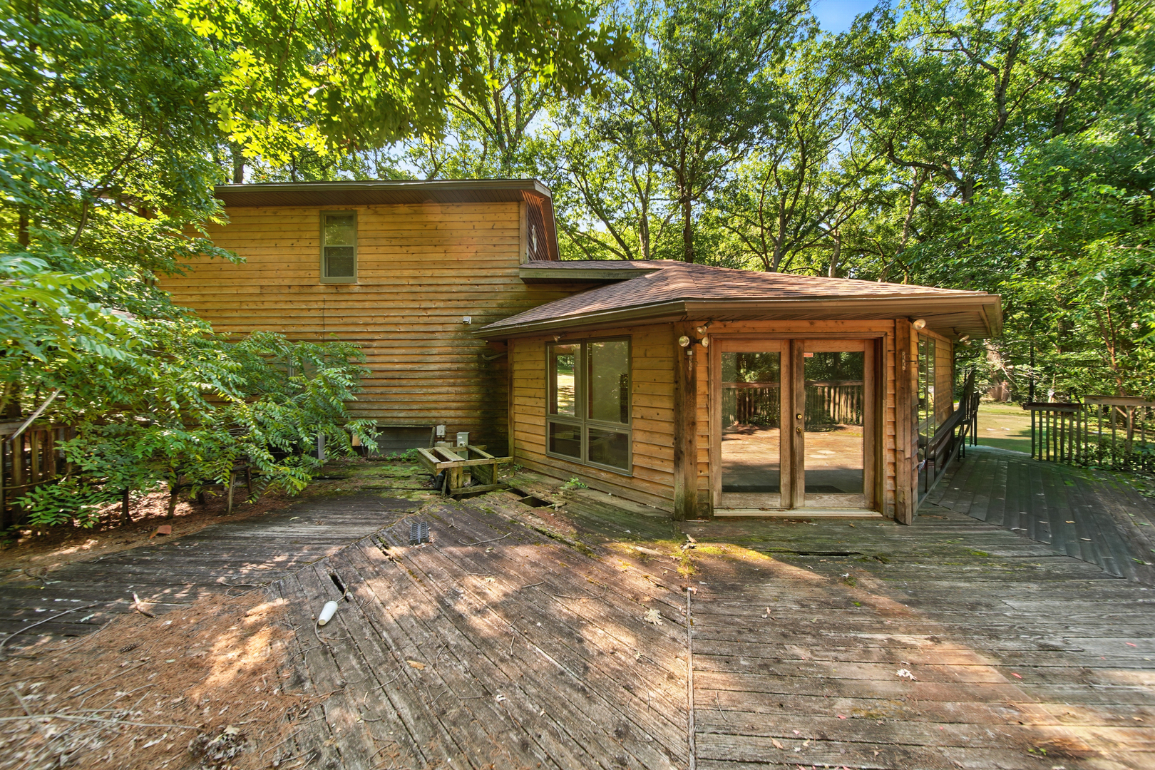 21631 Hoover Road Sterling, IL 61081 - Photo 27 of 30 a front view of a house with garden