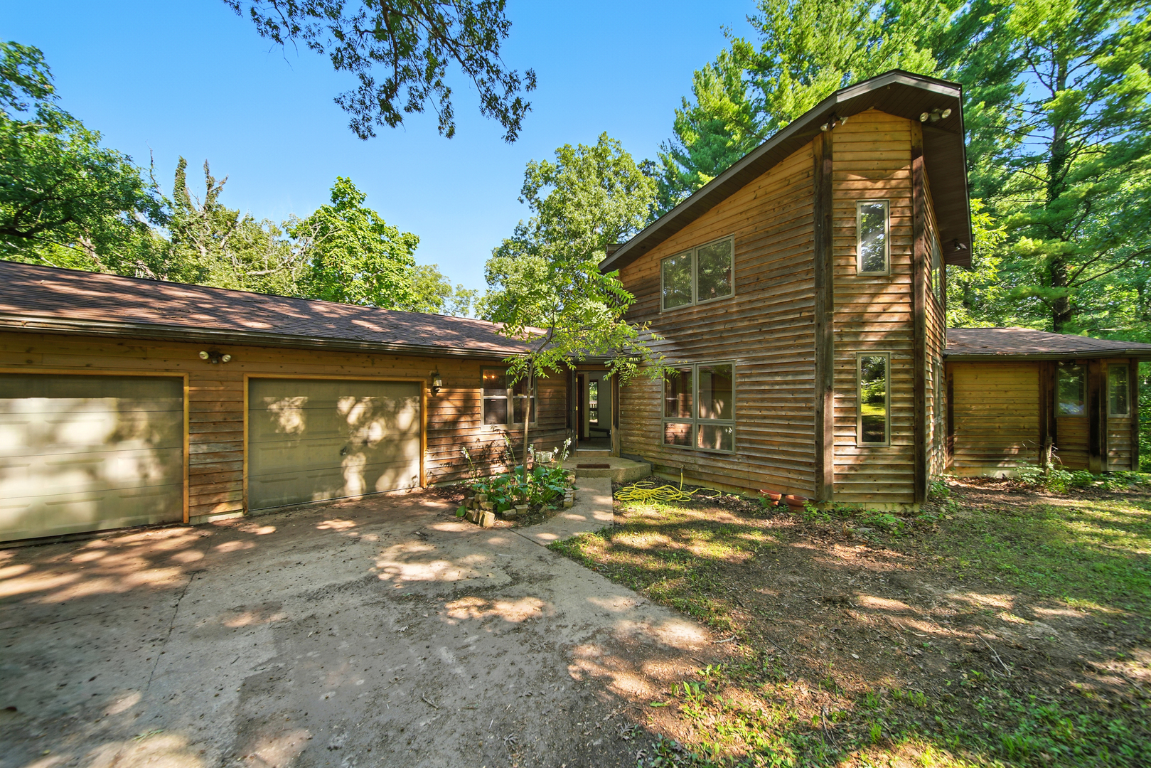 21631 Hoover Road Sterling, IL 61081 - Photo 3 of 30 a backyard of a house with table and chairs